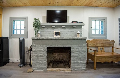 Fenelon Falls Cabaña | New Listing "Aries" 2 Bedroom Cottage by the beach