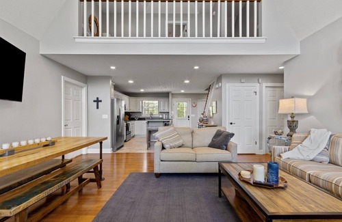 Crane Hill Casa | NEW LISTING Beautiful Lake Front Home on Smith Lake. Year Round Water!