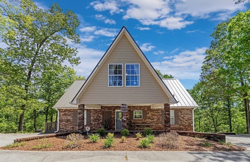 Crane Hill Casa | NEW LISTING Beautiful Lake Front Home on Smith Lake. Year Round Water!
