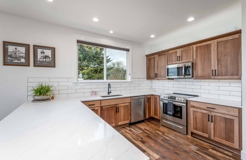 Florence Casa | New Listing! Beautiful upscale bay view home, gas grill, game room, pet friendly