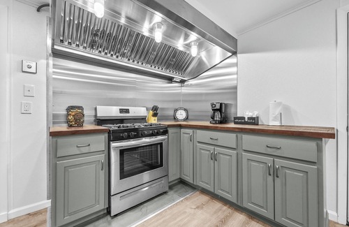 Houghton Lake Casa | New Listing! Charming House at The Blue Anchor Hotel. 4 Kings, sleeps 8.