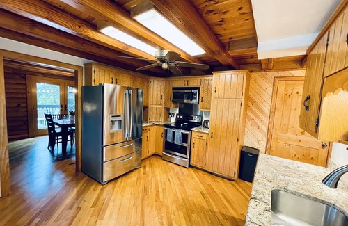 Lake Norman of Catawba Cabina | New Listing! Lakefront Cabin | Lake Norman | Sleeps 10 | Large Deck | Kayaks!