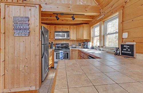 Sweetbriar Farms Cabina | *New Listing* Log Cabin in Lake Lure ~ Hot Tub ~ Fire pit