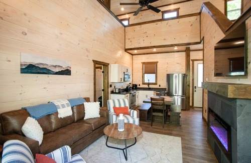 Sevierville Cabina | New Listing Promo! Heart Lake: Hot Tub & Game Room