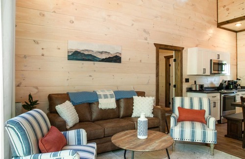 Sevierville Cabina | New Listing Promo! Heart Lake: Hot Tub & Game Room