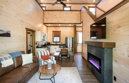 Sevierville Cabina | New Listing Promo! Heart Lake: Hot Tub & Game Room