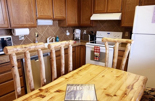 Horse Butte Condominio | NEW LISTING! Quiet 2 Bedroom Mountain Retreat in a Center of a Mountain Valley