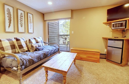 Copper Mountain Hotel | New Listing! Ski in/out Center Village Hotel Room Lots of bedding CM217