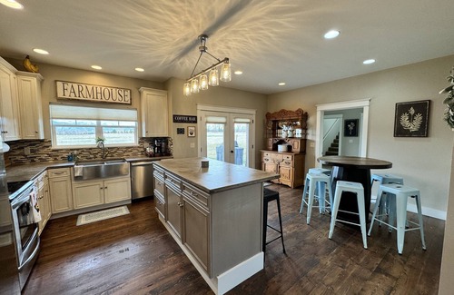 Manhattan Casa | New Listing! Spacious Manhattan home great for groups! Near Belgrade & Bozeman.