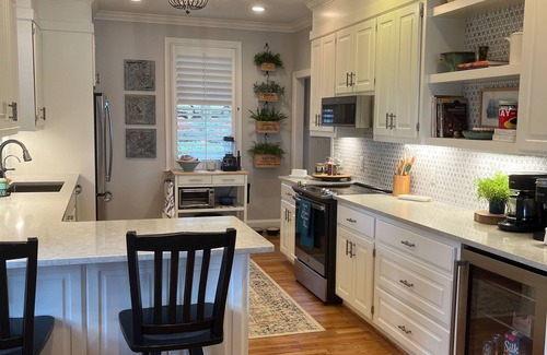 Lake Oconee Cabaña | New listing! Spacious Waterfront Cottage! Family Friendly Getaway!
