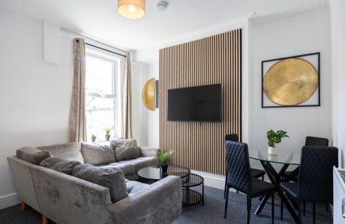 Liverpool Casa | New Listing Stunning Liverpool Abode Lounge Room Sleeps 9