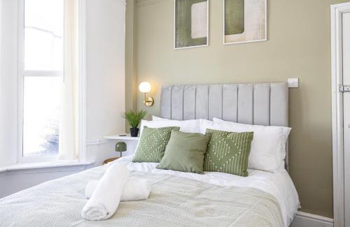 Liverpool Casa | New Listing Stunning Liverpool Abode Lounge Room Sleeps 9