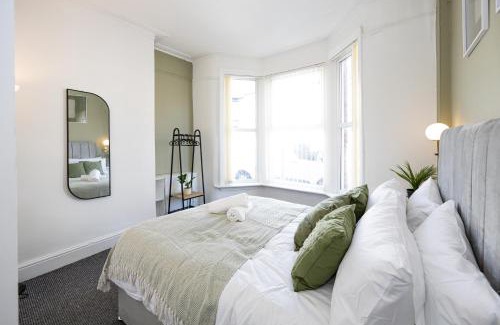 Liverpool Casa | New Listing Stunning Liverpool Abode Lounge Room Sleeps 9
