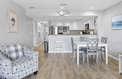 St. Augustine Beach Condominio | New Listing! Tastefully Updated Condo Just a Short Stroll To The Beach!