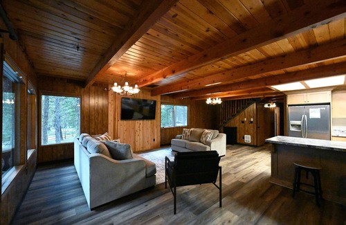 Island Park Cabina | *New Listing* | Waterfront!| 17 Miles to Yellowstone!