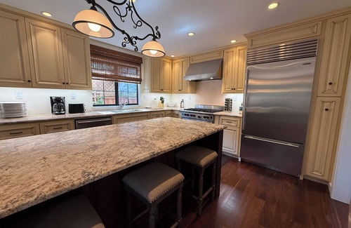 Yountville Casa | New Listing! Yountville home, 3 bedroom 3 bath house with office in town
