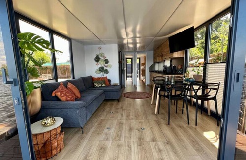 Baambrugse Zuwe Apartamento | NEW - Little Asia - Houseboat on a lake near Amsterdam with Sauna