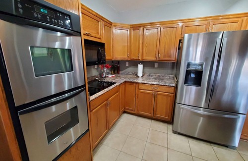 Kingston Casa | "NEW LOWER RATES" Spacious 4 Bd, 3 Ba ,Billard and Poker tables, Hot Tub & More!