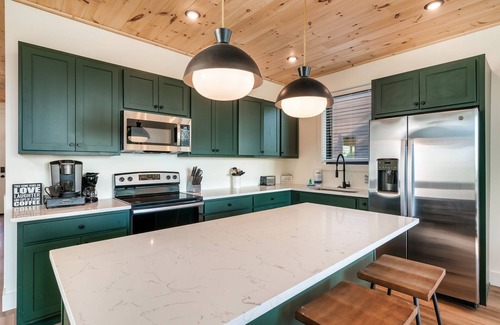 Sevierville Cabina | NEW LUX Escape | Mtn Views | Heated Pool | Theater