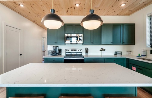 Sevierville Cabina | NEW LUX Escape | Mtn Views | Heated Pool | Theater