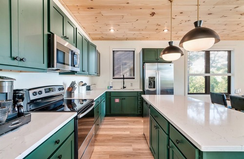 Sevierville Cabina | NEW LUX Escape | Mtn Views | Heated Pool | Theater