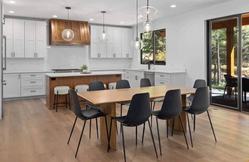 Ronald Casa | New Lux Home | Hot Tub, Firepit, BBQ, Forest View