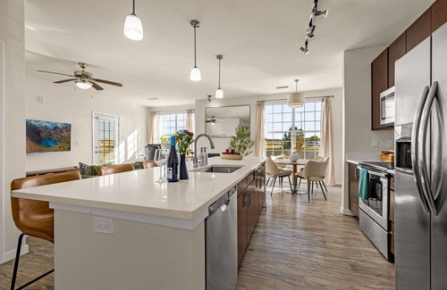 Parker Condominio | NEW Luxe Monthly Haven - Pool+Gym - Trails - Stocked