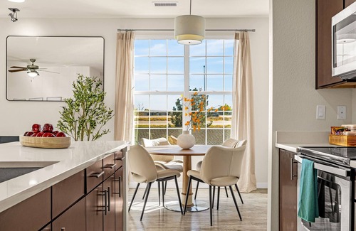 Parker Condominio | NEW Luxe Monthly Haven - Pool+Gym - Trails - Stocked