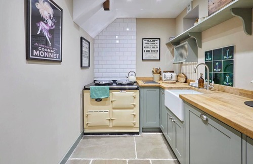 Llangadog Cabaña | NEW Luxurious country cottage with patio garden and outdoor bath