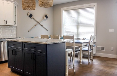 Bolton Landing Casa | Nuevo lujo 3BR / 3. Condominio 5BA en el corazón de Bolton!
