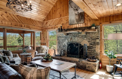 Sylva Cabina | "Sylvan Lea" Cabin with Year-Round Mountain Views, Wi-Fi, Fireplace, Swing, Fire Pit, and Much More!