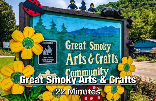 Gatlinburg - Pigeon Forge Casa | New Luxury Cabin with Stunning MountainVIEWS,HotTub, FirePit, FirePlace,2 KingBeds, 2 CoveredDecks,BBqGrill, ShuffleBoard and Pool Access