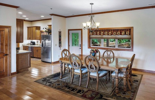 Whittier Condominio | Nuevo condominio de lujo en Smoky Mountain Country Club ($ 99 / día de la semana hasta el 30 de junio)