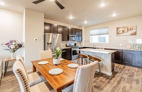 Eiber Casa | New LUXURY condo on lightrail line to downtown