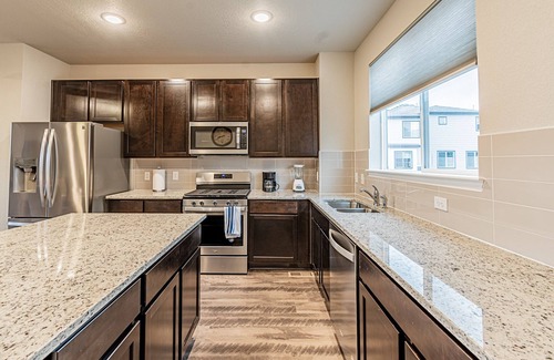 Eiber Casa | New LUXURY condo on lightrail line to downtown