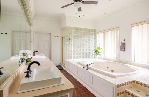 Historic District Casa | NEW Luxury Country Club Hot tub Gym Pool House Outdoor Kitchen EVENTS