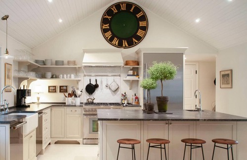 Osterville Casa | New Luxury Renovation in Prime Osterville Village: Five Bedrooms, Sleeps 10