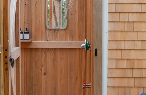 Osterville Casa | New Luxury Renovation in Prime Osterville Village: Five Bedrooms, Sleeps 10
