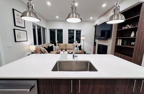East Kootenay Casa | New Luxury, Ski in/out, Private Hot Tub, Sleeps 12