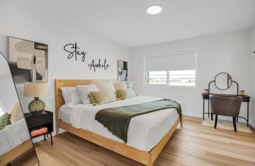 West Edmonton Villa | New Luxury Sleeps 7 AC Double Garage