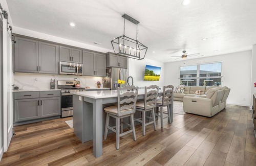 American Fork Casa | New Luxury Townhome near Utah Lake! Mountain View’s. Family Friendly amenities!