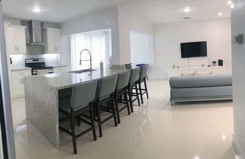 Cutler Bay Casa | New Miami Townhouse on Lake for Families FU 3 Bed, 2 Bathroom, 5 Persons.
