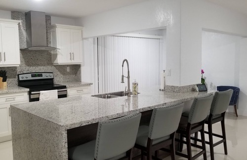 Cutler Bay Casa | New Miami Townhouse on Lake for Families FU 3 Bed, 2 Bathroom, 5 Persons.