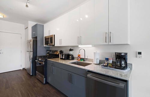 Palmer Square Apartamento | New & Modern 1BR: Lux City Escape