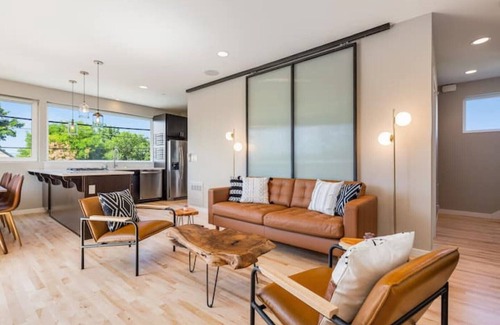 West Woodland Casa | *NEW* Modern 4B3.5BA w/ Rooftop in Ballard/Fremont