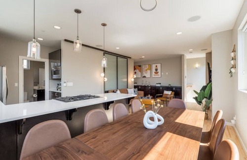 West Woodland Casa | *NEW* Modern 4B3.5BA w/ Rooftop in Ballard/Fremont