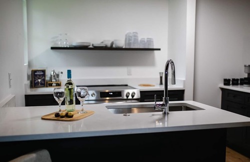 The Old Commons Apartamento | New! Modern apartment in Historic District