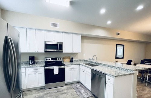 D'Iberville Casa | New Modern Blue Townhome Private Garage(Military Discount available)