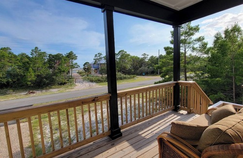 Alligator Point Casa | New modern home, 3 minute walk to the beach, on bike trail, full RV hookup