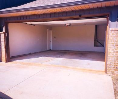 Oklahoma City Casa | New Modern Home, Game Room, Gym, 6 beds, Fast Wifi